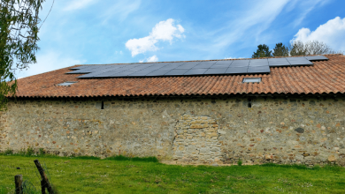 Installation de panneaux solaire sur une grange à Moutiers les Mauxfaits